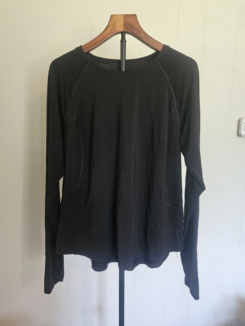 Black Tek Grsr Long-Sleeve Women's Workout Top - Classic Crewneck